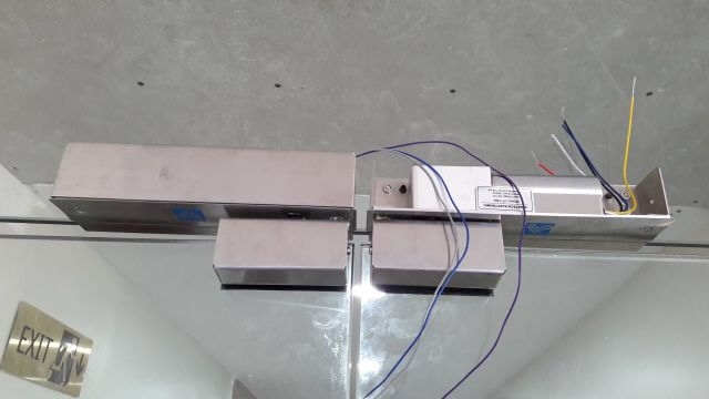 Lắp đặt bát trên và bát dưới khóa thả chốt